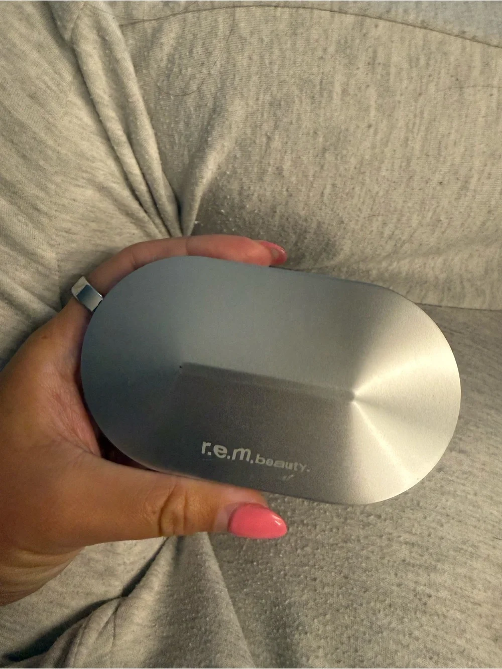 r.e.m. beauty Silver Eyeshadow Palette – Sleek Silver Finish
